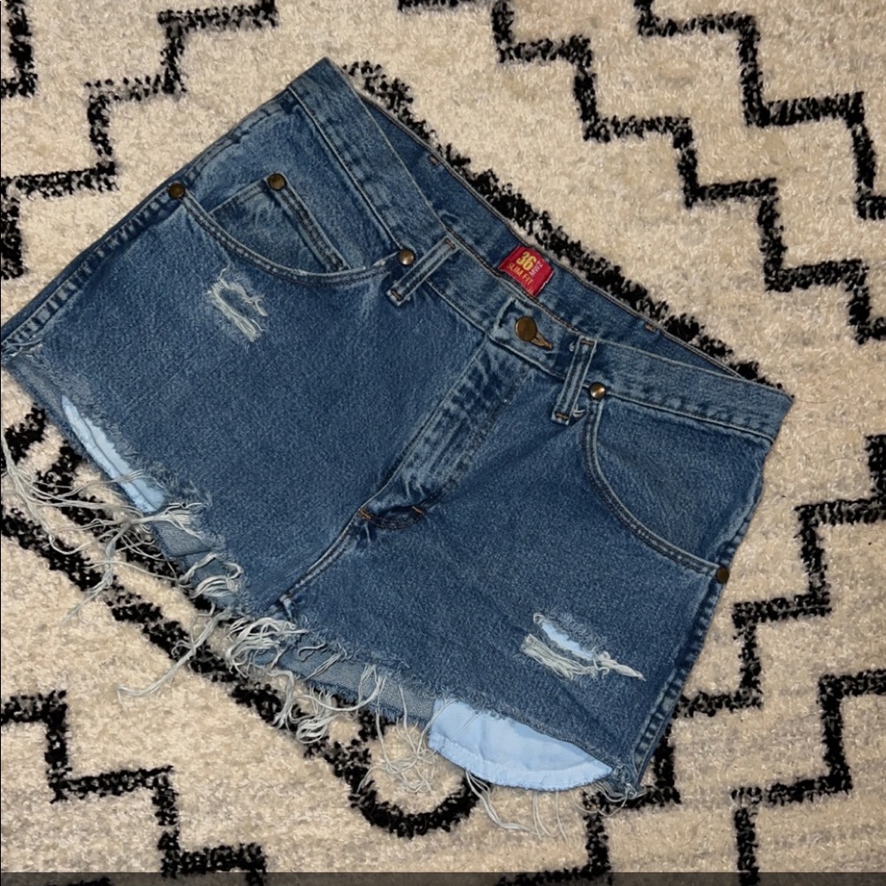 Upcycled cut off wrangler shorts - Picture 2 of 2